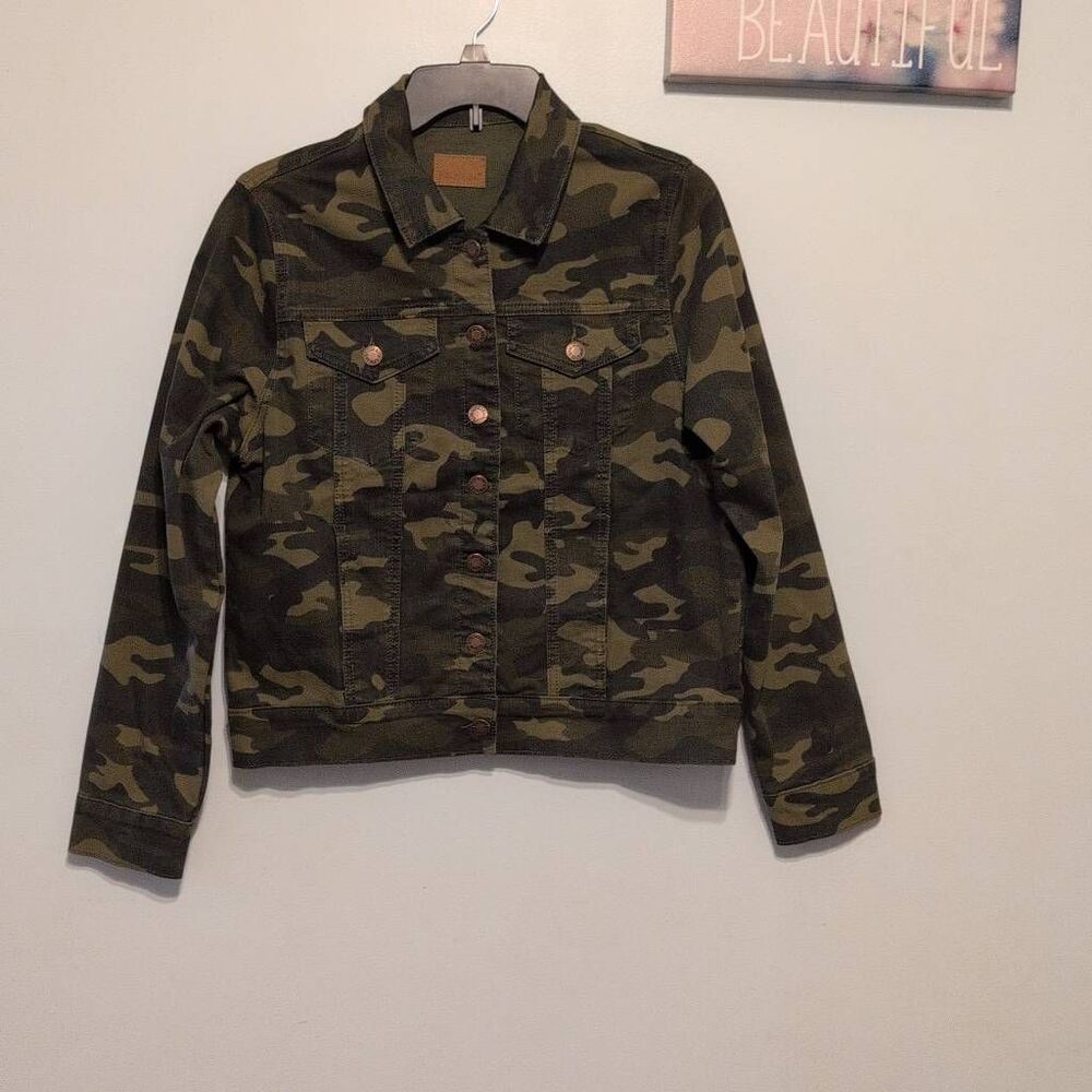 Judy Blue Boutique Women’s Size M Green Camo Crop Denim Jean Jacket JB743